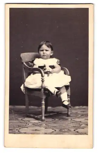 Fotografie A. Kindermann, Hamburg, Theaterstr. 7, Portrait kleines Mädchen im weissen Kleid sitzt auf einem Stuhl