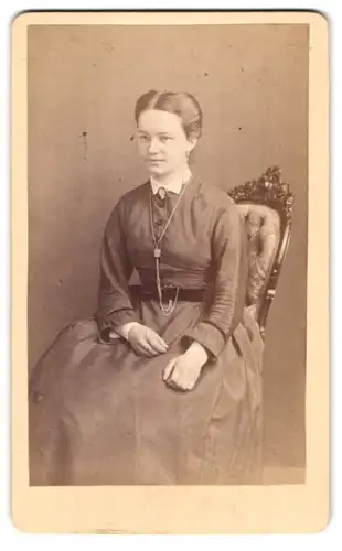 Fotografie J. G. Gattineau & Sohn, Coburg, Portrait junge Frau im Biedermeierkleid mit Brosche und Halskette