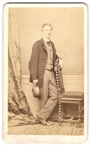 Fotografie Franz Neumayer, München, Neue Pferdstr. 2, Portrait junger Mann Joseph im Anzug mit karierter Hose