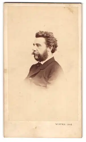 Fotografie M. L. Winter, Prag, Graben 988, Portrait Herr im Anzug mit Vollbart im Seitenprofil, 1863