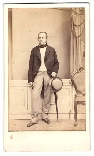 Fotografie unbekannter Fotograf und Ort, Portrait Herr im Anzug mit Schirm und Hut