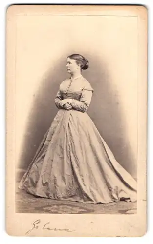 Fotografie G. Steffens, Berlin, Potsdamer Str. 116, Portrait junge Frau im gestreiften Biedermeierkleid mit Dutt