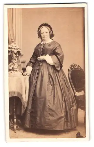 Fotografie C. Höpfner, Halle a. S., alter Markt 1, Portrait Frau Superintendant Wilke im Biedermeierkleid mit Haube