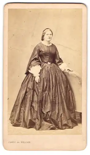 Fotografie Canzi es Heller, Pesten, Kristof-ter 4, Portrait Frau im seidenen reifrock Kleid mit Spitzenkragen