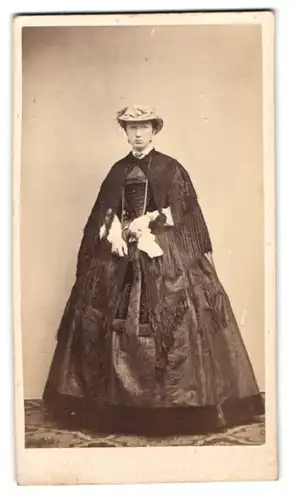 Fotografie unbekannter Fotograf und Ort, Portrait Dame im reifrock Kleid mit Überwurf und Hut
