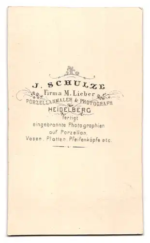 Fotografie J. Schulze, Heidelberg, Portrait Herr im Anzug mit Spazierstock und Hut in der Hand