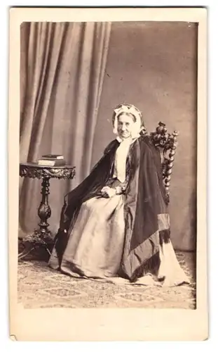 Fotografie Carl Wichmann, Stargard in Pomm., Jäger-Str. 11, Portrait ältere Dame im Kleid mit Überwurf und Haube