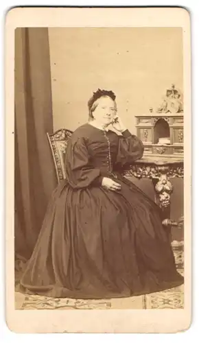 Fotografie Franz Neumayer, München, Neue Pferdstr. 2, Portrait Dame im Biedermeierkleid sitzt am Sekretär