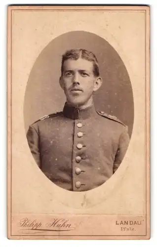 Fotografie Philipp Hahn, Landau / Pfalz, Waffenstr., Portrait Soldat in Uniform Rgt. 18