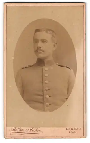 Fotografie Philipp Hahn, Landau / Pfalz, Waffenstr., Portrait Soldat in Uniform Rgt. 18 mit Moustache