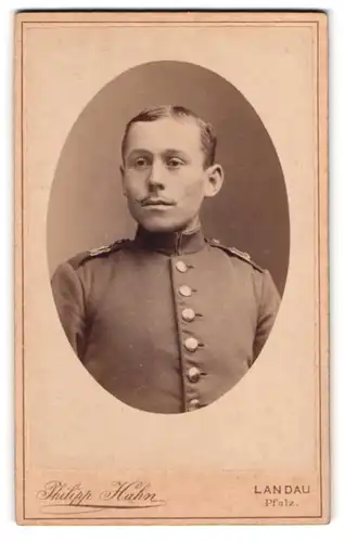 Fotografie Philipp Hahn, Landau / Pfalz, Waffenstr., Portrait junger Soldat in Uniform Rgt. 18