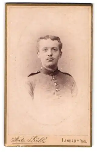 Fotografie Philipp Hahn, Landau / Pfalz, Waffenstr., Portrait Soldat in Uniform mot Moustache