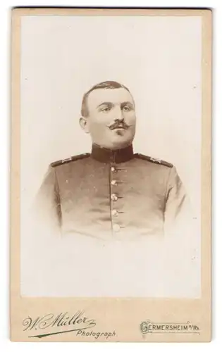 Fotografie W. Müller, Germersheim a. Rh., Portrait Soldat in Uniform Rgt. 17 mit Moustache