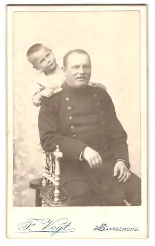 Fotografie F. Vogt, Saargemünd, Kreuzstr. 15, Portrait Soldat in Uniform mit seinem Sohn posieren im Atelier