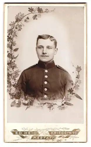 Fotografie Ed. Heid, Rastatt, Kriegstr. 98, Portrait junger Soldat in Uniform mRgt. 10 im Passepartout