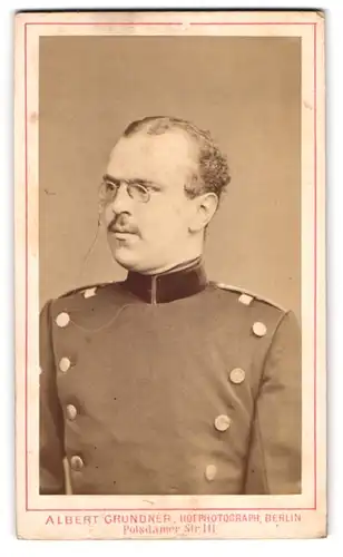 Fotografie Albert Grundner, Berlin, Potsdamer Str. 111, Portrait Soldat in Uniform mit Zwicker Brille und Locken