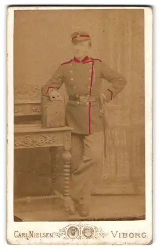 Fotografie Carl Nielsen, Viborg, Mogensgade 20, Portrait Soldat in Uniform Rgt. 29 mit Bajonett