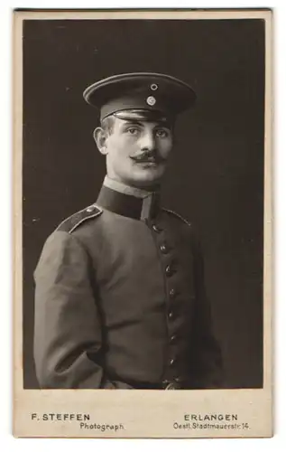 Fotografie F. Steffen, Erlangen, Oestl. Stadtmauerstr. 14, Portrait Einjährig-Freiwilliger Hans Wandersleb in Uniform Rg