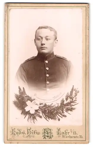 Fotografie Ludw. Hitz, Lahr i. B., Werderstr. 70, junger Soldat in Uniform, Passepartout Erinnerung an Militärzeit