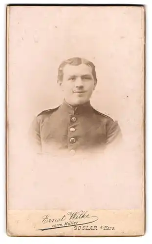 Fotografie Ernst Wilke, Goslar a. Harz, Fischemäker Str. 3, Portrait junger grinsender Soldat in Uniform