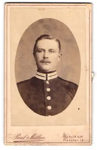 Fotografie Paul Müller, Berlin, Planufer 19, Portrait Soldat in Garde Uniform