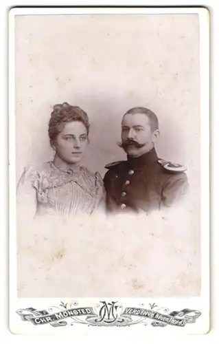 Fotografie Chr. Mönsted, Verden, v. d. Neuen thor 43, Portrait Soldat in Uniform mit Epauletten nebst seiner Frau