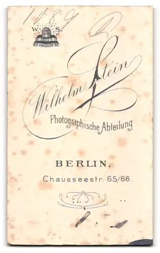 Fotografie Wilhelm Stein, Berlin, Chausseestr. 65 /66, Portrait Uffz. in Garde Uniform mit Kaiser Wilhelm Bart