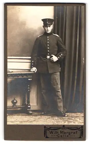 Fotografie Wilh. Margraf, Celle, Portrait junger Soldat in Uniform posiert im Atelier