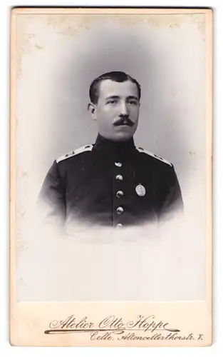 Fotografie Otto Hoppe, Celle, Altencellerthorstr. 7, Portrait Soldat in Uniform Rgt. 77 mit Orden an der Brust