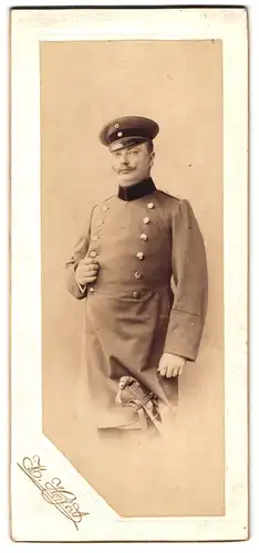 Fotografie W. Höffert, Berlin, Unter den Linden 24, Portrait Soldat in Uniform mit Säbel und Kaiser Wilhelm Bart