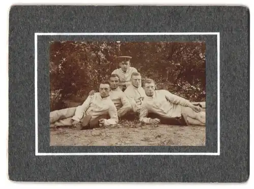 Fotografie unbekannter Fotograf und Ort, Portrait fünf Soldaten posieren in weissen Uniformen