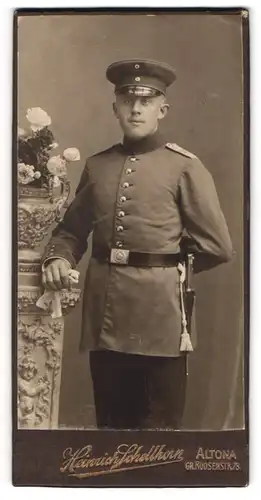 Fotografie Heinrich Schellhorn, Altona, Gr. Roosenstr. 79, Portrait Soldat in Uniform mit Bajonett und Portepee