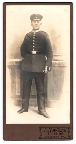 Fotografie A. Martens, Itzehoe, Mühlenstr. 5-7, Portrait Soldat in Gardeuniform posiert im Atelier
