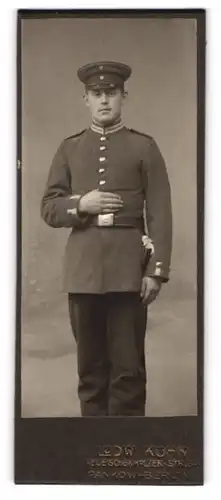 Fotografie Ludw. Kuhn, Berlin. Pankow, Neue Schönholzerstr. 34, Portrait Soldat in Gardeuniform