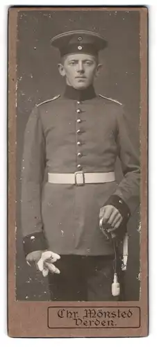 Fotografie Ehr. Mönsted, Verden, Portrait junger Soldat in Uniform mit Säbel und Portepee