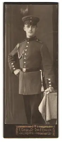 Fotografie E. Giese & Co., Neuruppin, Portrait junger Soldat in Uniform Rgt. 24 mit Schützenschnur und Bajonett