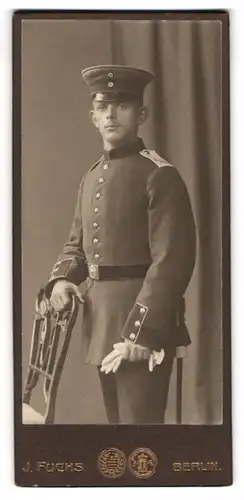 Fotografie J. Fuchs, Berlin, Neue Friedrichstr. 108, Portrait Soldat in Uniform Rgt. 43 mit Bajonett und Portepee