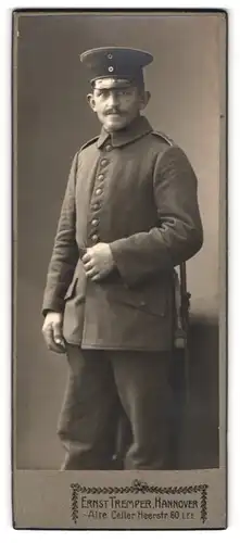 Fotografie Ernst Temper, Hannover, Alte Celler Heerstr. 60, Portrait Soldat in Feldgrau Uniform Rgt. 7 mit Bajonett