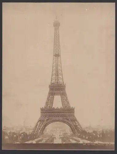 Fotografie unbekannter Fotograf, Ansicht Paris, Eifelturm zur Weltausstellung 1900, Grossformat 28 x 22cm