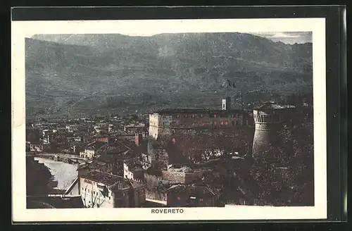 AK Rovereto, Abendliche Ortsansicht, Beleuchtete Fenster