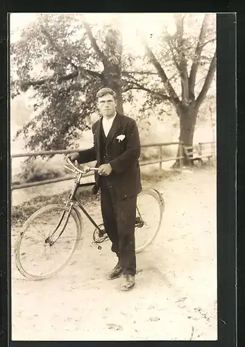 Foto-AK Mann im feinen Zwirn mit Fahrrad