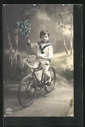 AK Bub in Matrosenanzug mit Fahrrad und Blumenstrauss