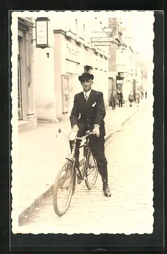 AK Mann mit seinem Fahrrad am Strassenrand