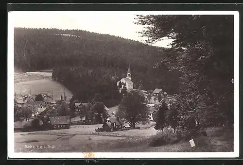 AK Scheibe i. Thür., Gesamtansicht des Ortes mit Wald