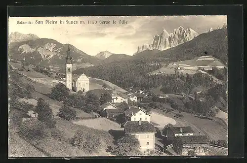 AK San Pietro in Funes, Gesamtansicht mit Kirche