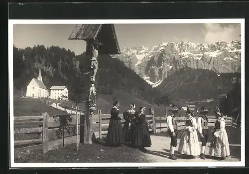 AK Selva in Val Gardena, Ortspartie mit Frauen und Männern in Tracht