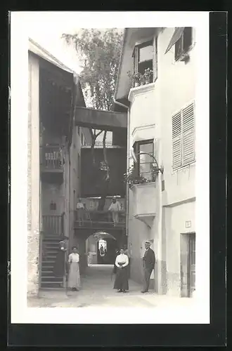 Foto-AK Brixen, Gasse im Ort