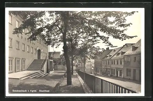 AK Reichenbach i. Vgtld., Stadtbad mit Bäumen