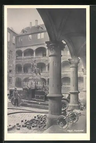 AK Stuttgart, Brand des Alten Schlosses 1931, Feuerwehr-Spritzenwagen im Schlosshof