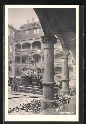 AK Stuttgart, Brand des Alten Schlosses 1931, Schlosshof mit Feuerwehrwagen